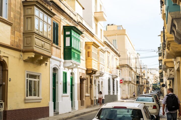 Balkon Dekorasyonunda Renk ve Doku Oyunları: Sıra Dışı Fikirlerle Hayalinizdeki Mekanı Yaratın